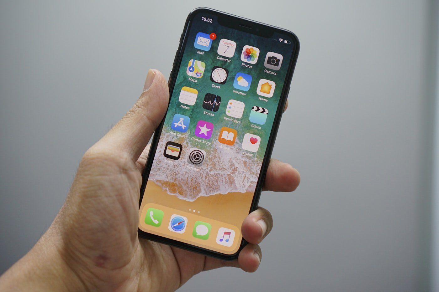 Apple iPhone 16
